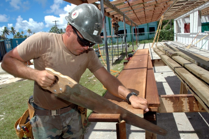 ebeniste-GASSIN-min_worker_construction_building_carpenter_male_job_build_helmet-893290